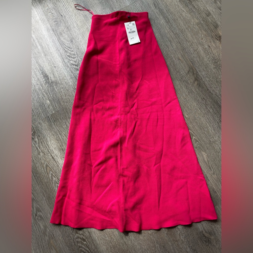 Full Length + High Waisted Zara Skirt!